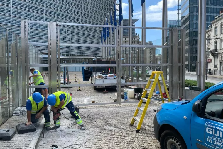 Guisse installe la barrière d'accès au siège de la Commission européenne à Bruxelles