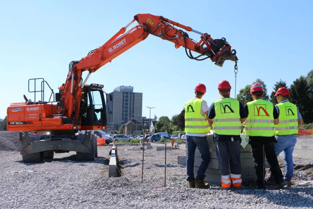Nonet ouvriers équipe réunion chantier CHU Saint-Luc Bouge